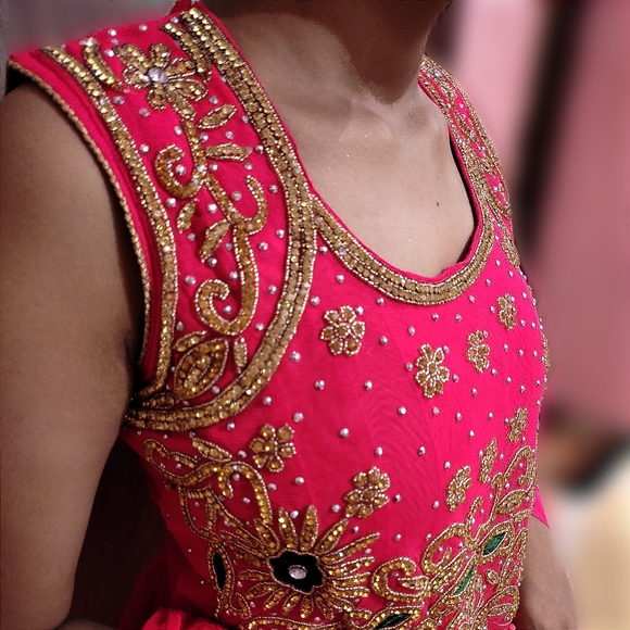 Gown with heavy embroidery - Picture 6 of 9